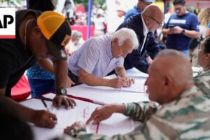 Venezuelčania reagujú na Madurovu výzvu vstúpiť do armády, zatiaľ čo americké vo...