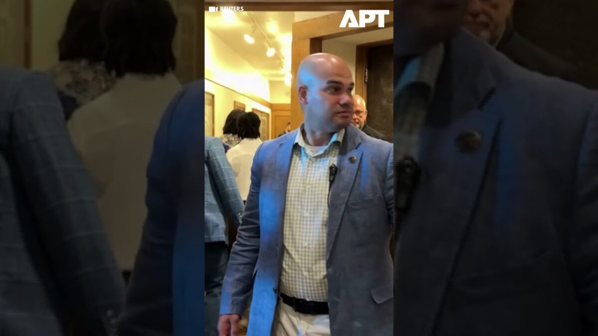 Lisa Cook na zasadaní Fedu, zatiaľ čo Trump hrozí jej odvolaním.