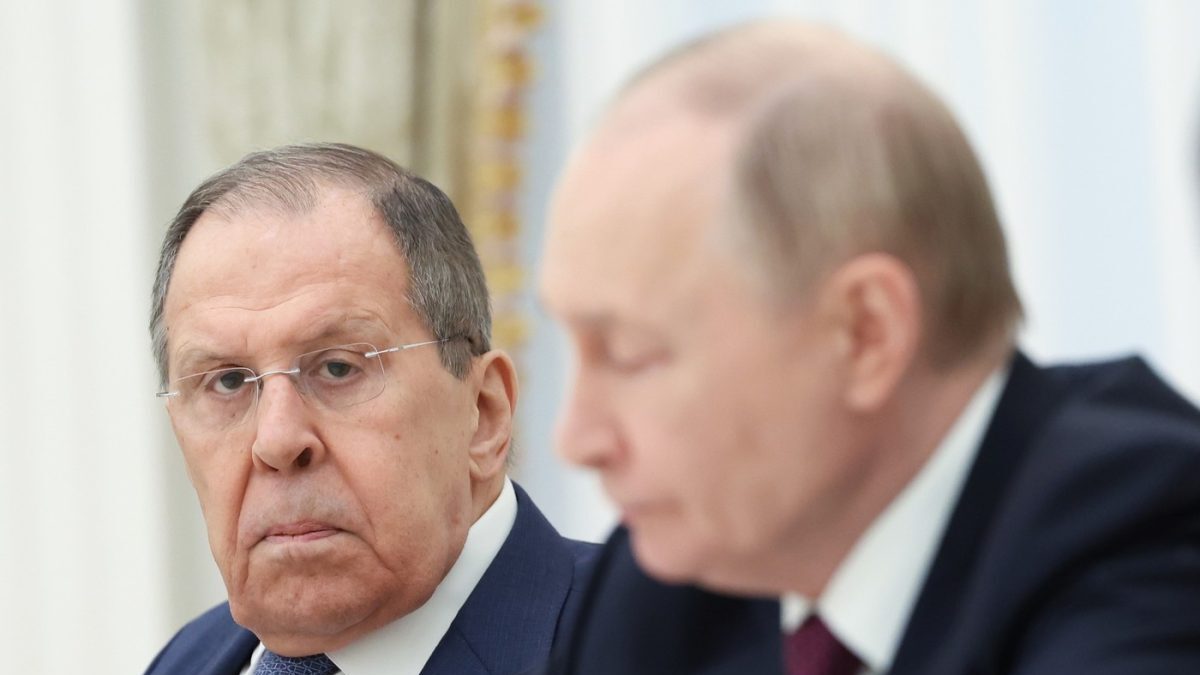 Lavrov načrtol podmienky mieru na Ukrajine ako denacifikáciu a demilitarizáciu Ukrajiny, odstránenie vojenských hrozieb pre Rusko a rešpektovanie práv rusky hovoriacich obyvateľov.