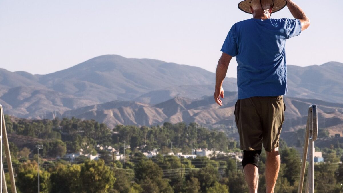 Na západe USA je tak horúco, že niektorí ľudia sa pri chôdzi vonku „vrávorajú“ a klesajú na zem.