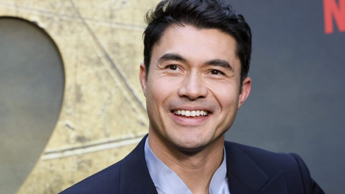 Pred „Šialene bohatými Aziatmi“ Henry Golding zametal podlahy v kaderníctve už ako 14-ročný za 32 dolárov na deň a cestou ku sláve pracoval ako moderátor cestovateľských relácií.