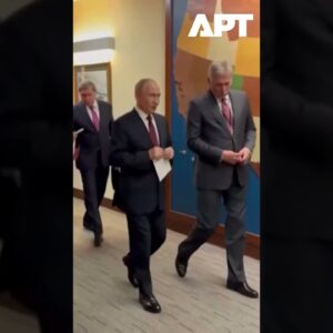 Putin videný na chodbe po prvom kole rokovaní s Trumpom na Aljaške.