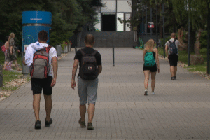 Keď sú internáty zatvorené, nemajú kam ísť.