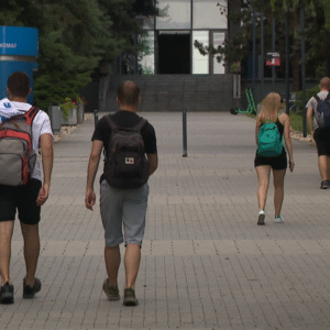 Keď sú internáty zatvorené, nemajú kam ísť.