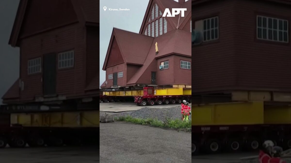 Sledujte presun dreveného kostola Kiruna vo Švédsku na nové miesto.
