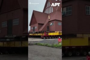 Sledujte presun dreveného kostola Kiruna vo Švédsku na nové miesto.