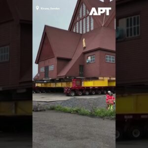 Sledujte presun dreveného kostola Kiruna vo Švédsku na nové miesto.