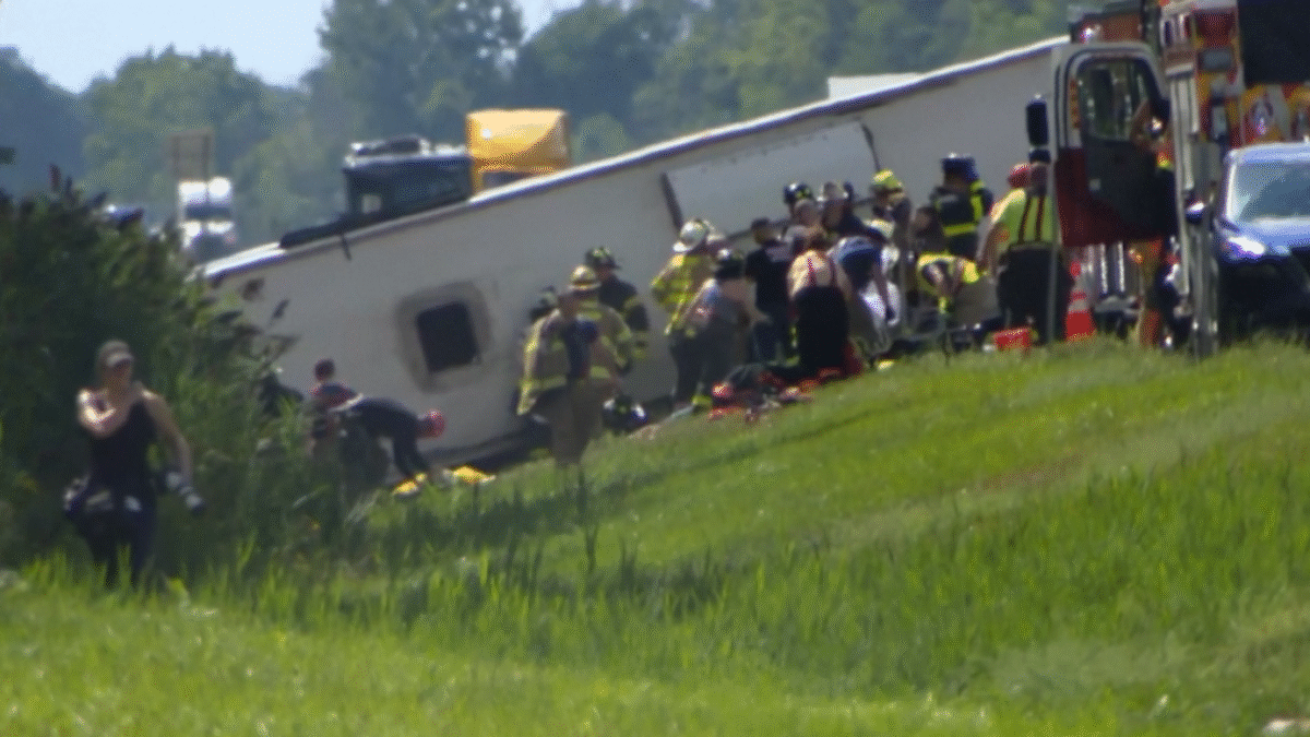 Snimka-obrazovky-2025-08-22-230636-e1755896860535-1017x573.png V USA havaroval autobus s turistami: Hlásia zranených aj obete.