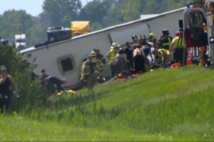 V USA havaroval autobus s turistami: Hlásia zranených aj obete.