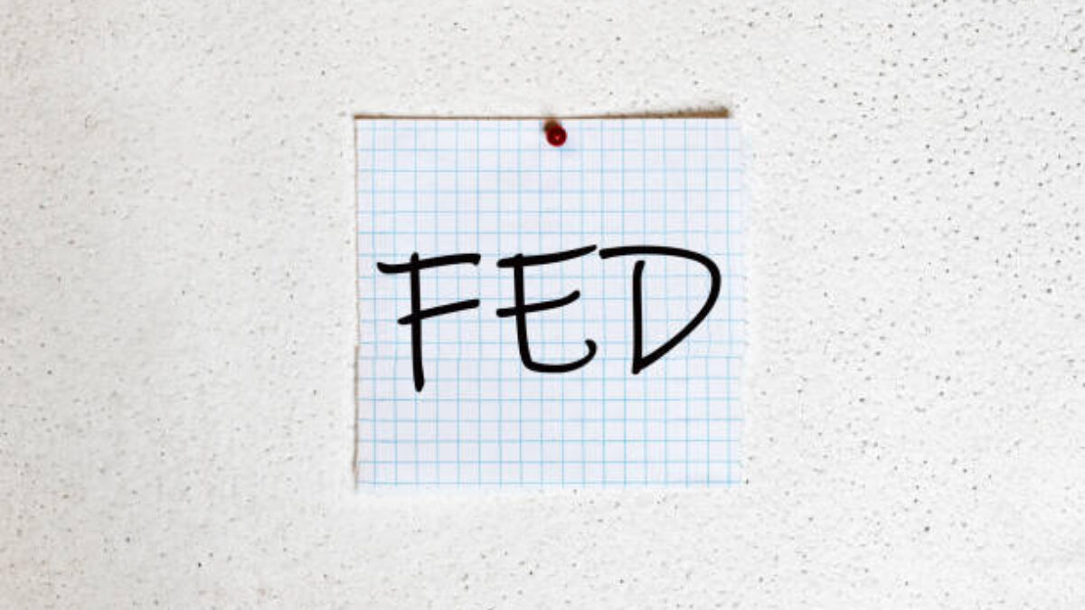 Opatrné obchodovanie pred prejavom Powella; Dolár si drží prevahu.