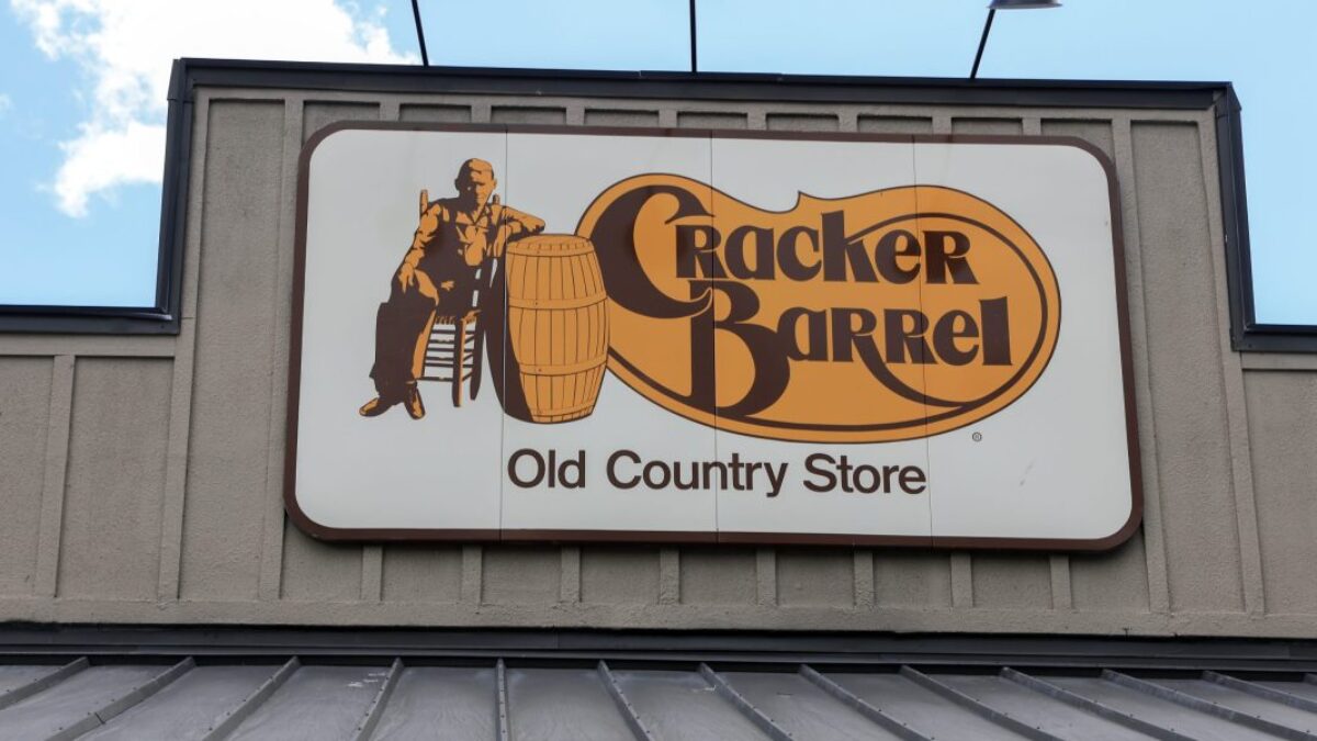Prvý rebrand Cracker Barrelu za takmer 50 rokov sa nepodaril. Akcie spoločnosti stratili takmer 100 miliónov dolárov po zavedení minimalistickejšieho vzhľadu.