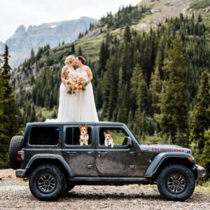 Novomanželia na svahu, v jaskyni či u vodopádu. Svadobné snímky, ktoré berú dych