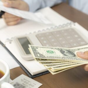 Trh práce pre administratívnych pracovníkov je zmrazený – aktuálne vidia barmani...