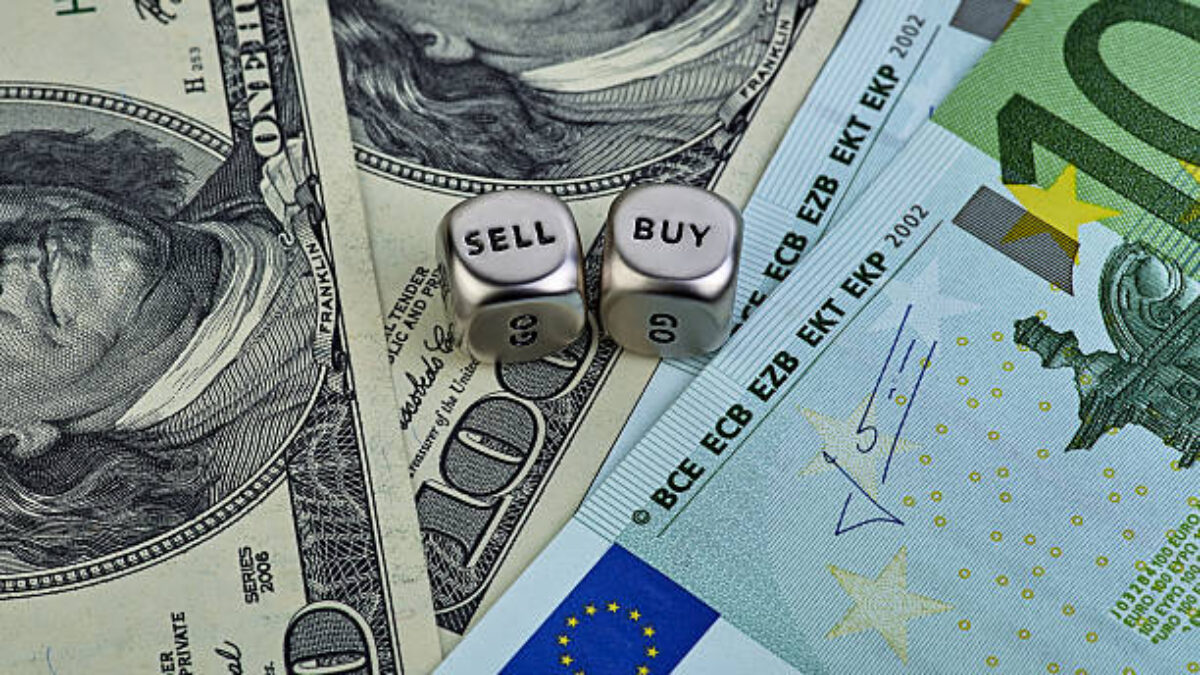 Dolár a euro mierne posilnili, keď sa objavili detaily obchodnej dohody medzi USA a EÚ, celková nálada je však stále opatrná.