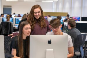 Zamestnanci Applu vytvorili LLM, ktorý sa sám naučil písať kvalitný kód používat...