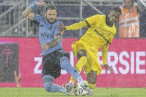 Brutálny zápas na Tehelnom poli. Slovan má postup do Európskej ligy UEFA v nedoh...