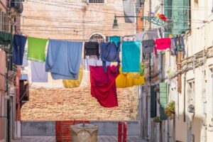 Zrazil sa vám v práčke obľúbený sveter? Veda ponúka trik s prípravkom, ktorý má ...