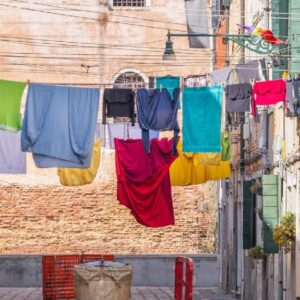 Zrazil sa vám v práčke obľúbený sveter? Veda ponúka trik s prípravkom, ktorý má ...