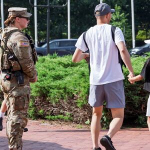 Obyvatelia DC reagujú na prítomnosť polície a kontrolné stanovište v blízkosti i...