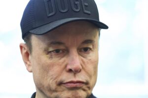 Skupina akcionárov Tesly žiada prešetrenie a „primerané nápravné opatrenia...