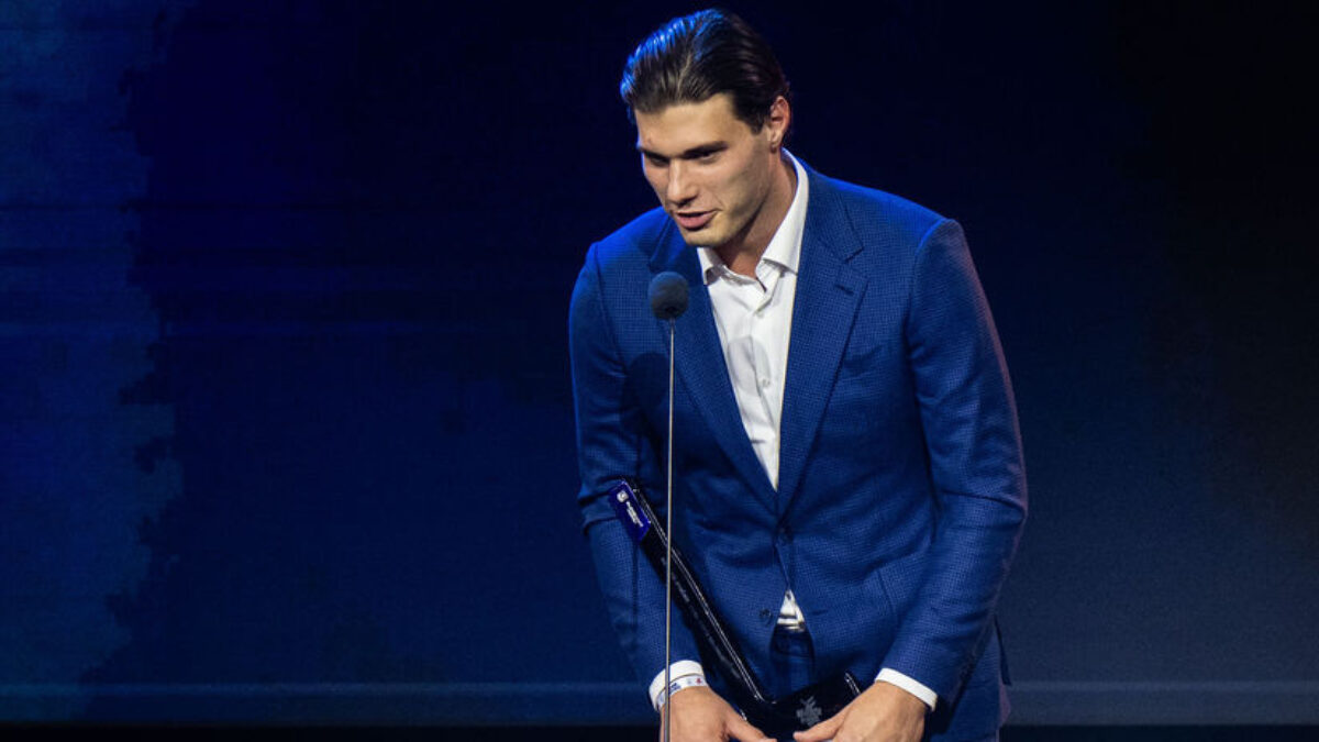 * Spurný postoj hviezdičky pretrváva * Spurný postoj hviezdičky pretrváva