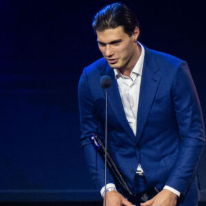 * Spurný postoj hviezdičky pretrváva