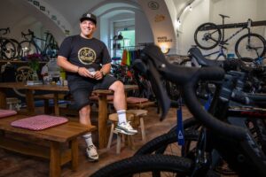 Koleso, káva, torta. Pri Prahe vznikol raj, kde vedľa kávovaru opravujú a stavaj...