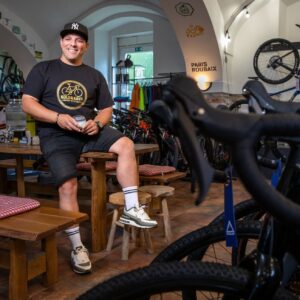 Koleso, káva, torta. Pri Prahe vznikol raj, kde vedľa kávovaru opravujú a stavaj...