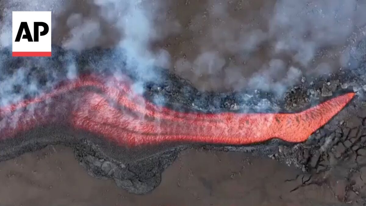 Nový zlom na úbočí Etny spôsobuje pôsobivý lávový prúd