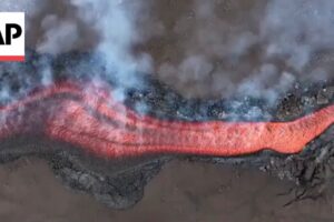 Nový zlom na úbočí Etny spôsobuje pôsobivý lávový prúd