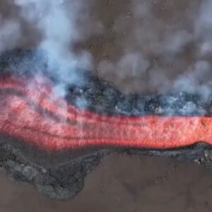 Nový zlom na úbočí Etny spôsobuje pôsobivý lávový prúd