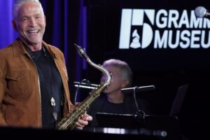 Chronicky meškajúci let odstavený v Boise podnietil jazzovú kapelu k hraniu pria...