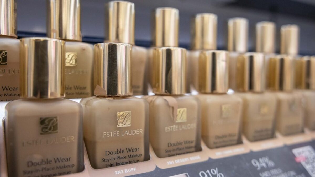 Clá ukroja z čistého zisku Estée Lauder 100 miliónov dolárov, tvrdí spoločnosť.