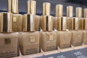 GettyImages-2197134633-e1755704767605.jpg Clá ukroja z čistého zisku Estée Lauder 100 miliónov dolárov, tvrdí spoločnosť.