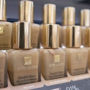 Clá ukroja z čistého zisku Estée Lauder 100 miliónov dolárov, tvrdí spoločnosť.