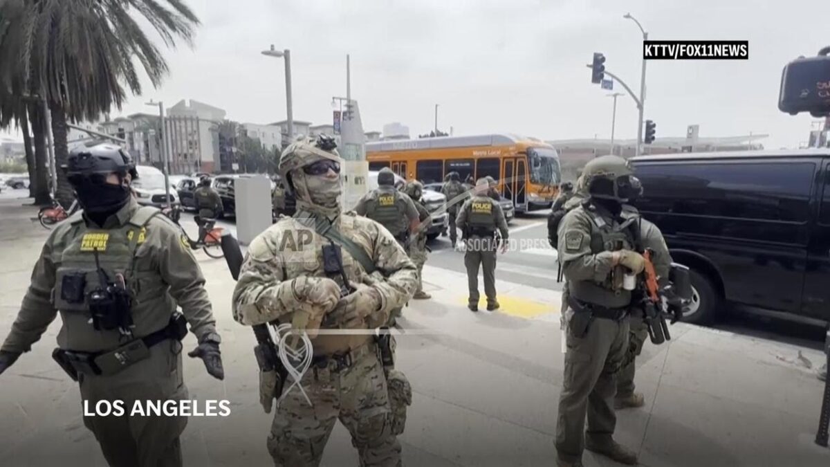 Hraniční agenti hliadkujú pred prejavom Gavina Newsoma v Los Angeles.