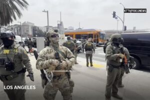 Hraniční agenti hliadkujú pred prejavom Gavina Newsoma v Los Angeles.