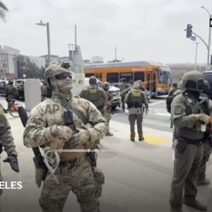 Hraniční agenti hliadkujú pred prejavom Gavina Newsoma v Los Angeles.