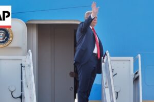 Reportér AP opisuje scénu, keď Trump odchádza stretnúť Putina na Aljaške.