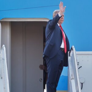 Reportér AP opisuje scénu, keď Trump odchádza stretnúť Putina na Aljaške.