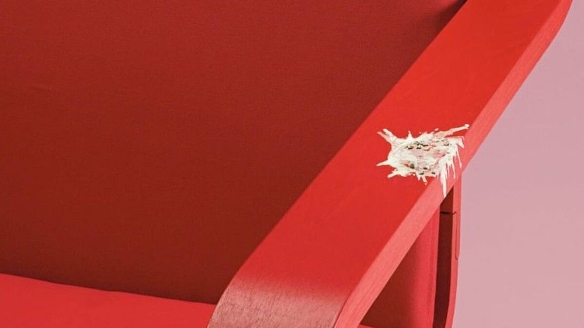 IKEA v kampani využíva vtáčí trus. Tvrdí, že je súčasťou života.