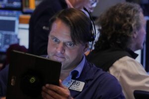 Home Depot ťahá Dow nahor, Wall Street v lete stagnuje.