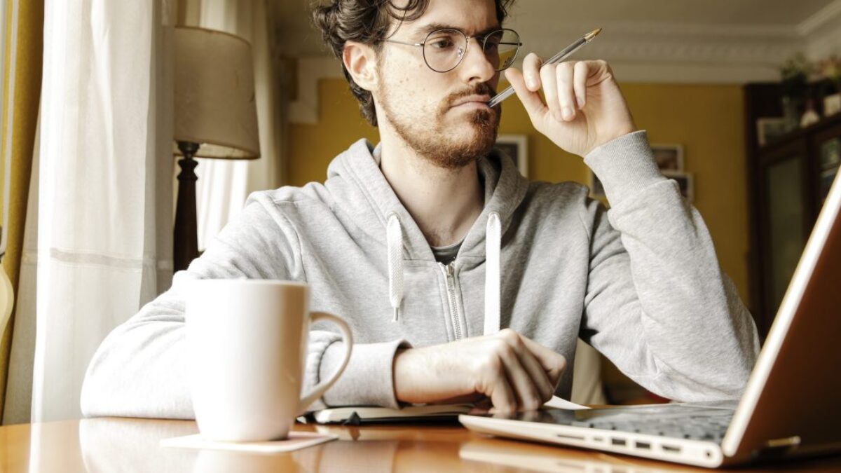 „Tieňová AI ekonomika“ zažíva boom: Zamestnanci v 90 % spoločností tvrdia, že používajú chatboty, ale väčšina to tají pred IT oddelením.