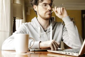 „Tieňová AI ekonomika“ zažíva boom: Zamestnanci v 90 % spoločností t...