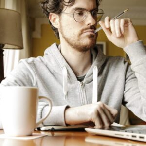 „Tieňová AI ekonomika“ zažíva boom: Zamestnanci v 90 % spoločností t...