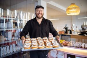 Koblihy, za ktoré sa oplatí priplatiť. Brnenské duo dobýva Prahu aj pražským kol...