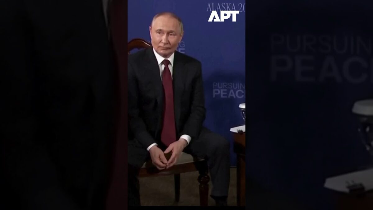 Putin pokojne reaguje na otázky o Trumpovi od novinárov.