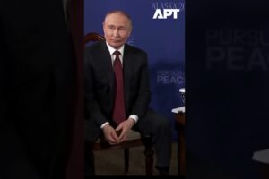 Putin pokojne reaguje na otázky o Trumpovi od novinárov.