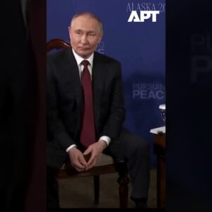 Putin pokojne reaguje na otázky o Trumpovi od novinárov.