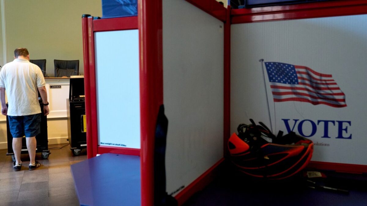 Newsmax sa vyhýba súdnemu procesu s 67-miliónovým vyrovnaním kvôli falošným tvrdeniam o voľbách v roku 2020.